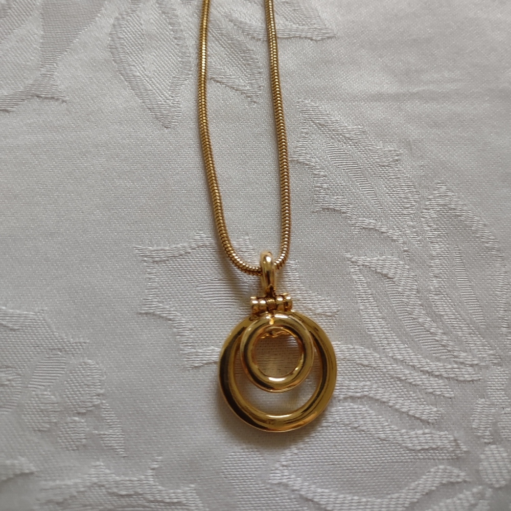 Double ring circle pendant gold tone necklace